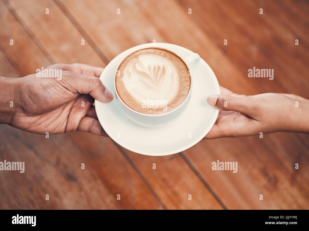Service, client et service de café à un client de café et de donner une tasse de boisson chaude et fraîche avec mousse de lait au café. Gros plan des mains tenant Banque D'Images