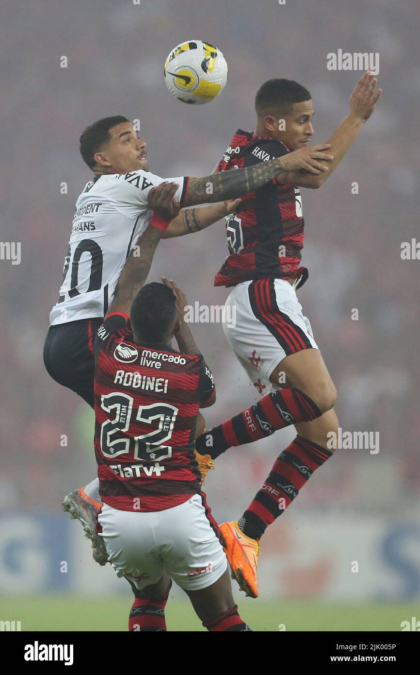 RIO DE JANEIRO-RJ, , 27.07.2022 - João Gomes e Rodnei do Flamengo disputa o lance com David Terans do Athletico, durante a partida entre Flamengo e Athletico, pelas quartas de final da Copa do Brasil 2022, no Estádio do Maracanã nesta quarta-feira 27. Foto: Daniel Castelo Branco/DiaEsportivo/Pressinphoto Banque D'Images