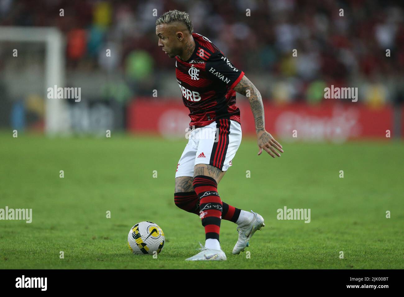 Everton Cebolinha do Flamengo, durante a partida entre Flamengo e Athletico, pelas quartas de final da Copa do Brasil 2022, no Estádio do Maracanã nesta quarta-feira 27. Banque D'Images