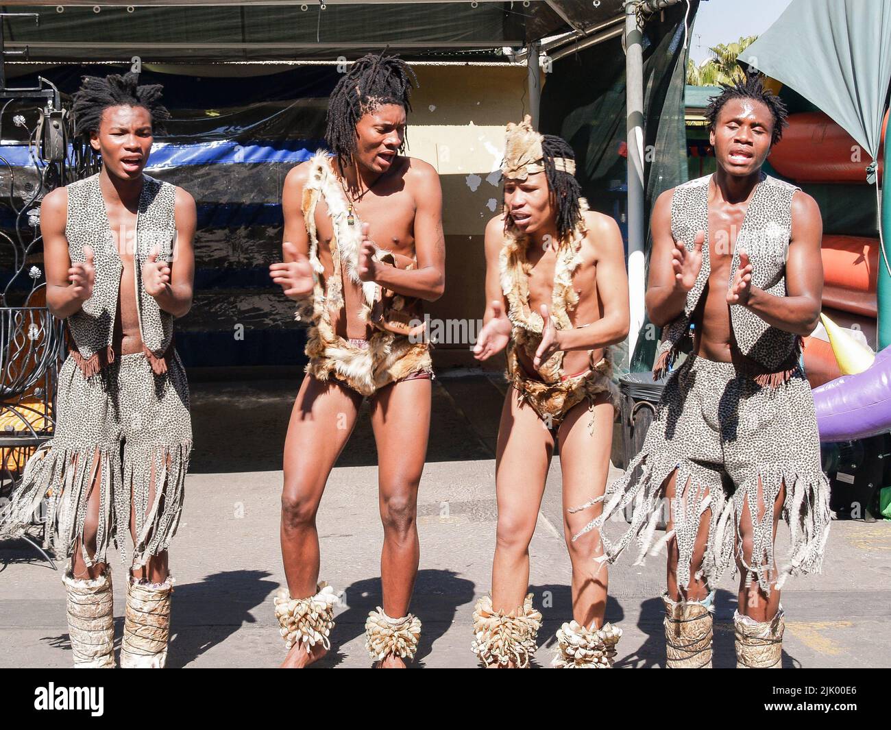 Johannesburg Afrique du Sud - 12 août 2027; groupe de quatre artistes de rue africains dansant avec le mouvement blur Banque D'Images