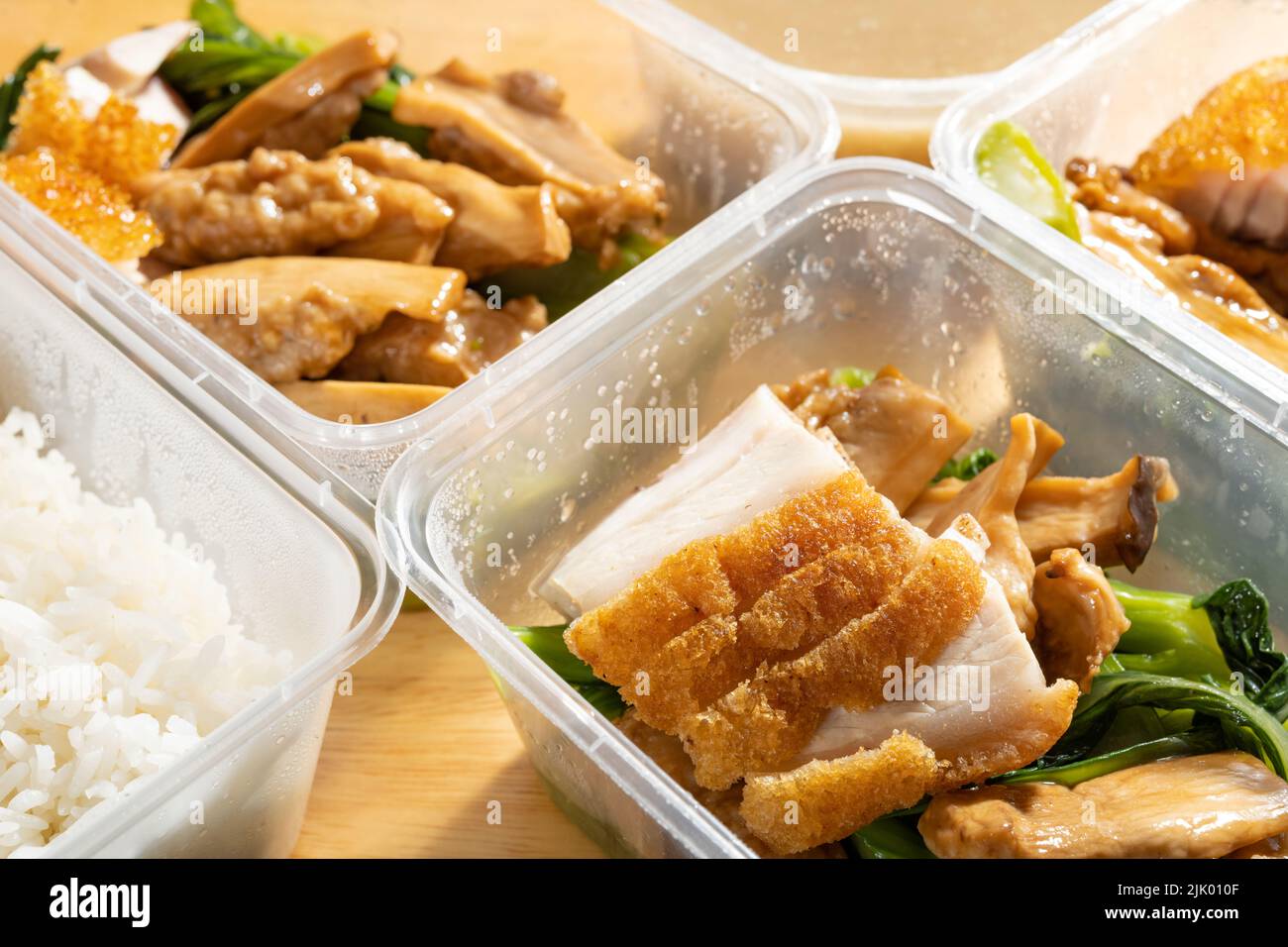 Vue en angle fast food avec des porks au barbecue et des légumes, du riz et de la soupe sucrée Banque D'Images