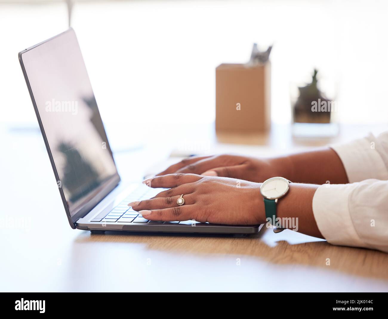 Femme d'affaires, responsable ou agent publicitaire saisissant un rapport, un e-mail ou naviguant sur Internet sur un ordinateur portable en ligne au travail. Gros plan des mains d'une femme Banque D'Images