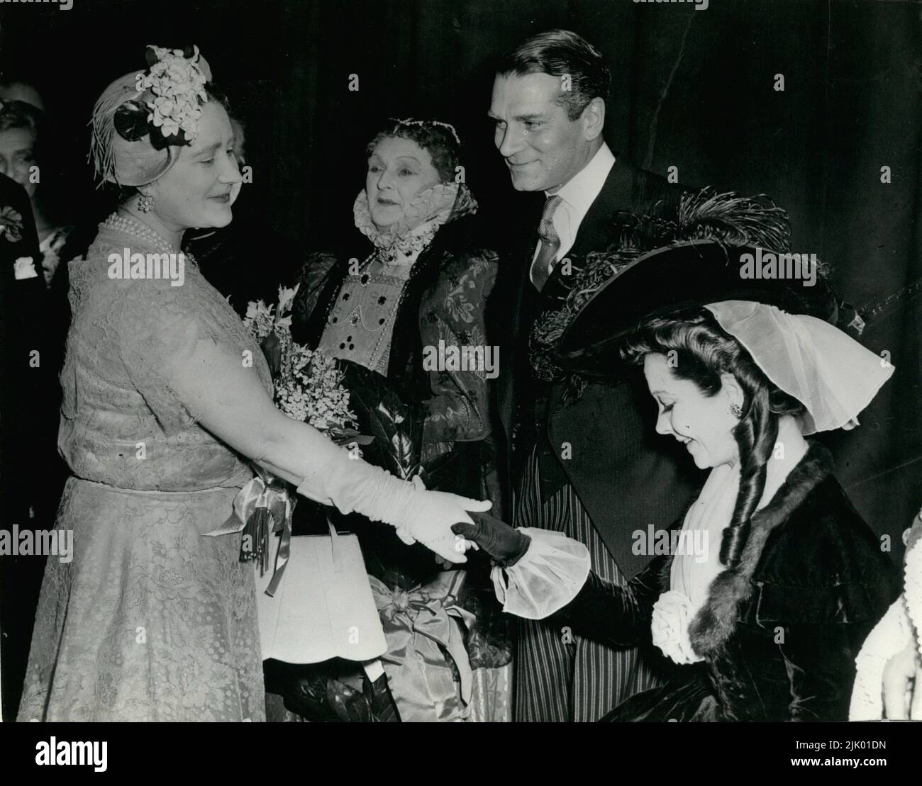 06 juin 1954 - Londres, Angleterre, Royaume-Uni - toujours en costume, l'actrice VIVIEN LEIGH Curtsy à la REINE MÈRE, au All-Star Matinee du Variety Club au théâtre de sa Majesté, Londres, hier. À côté de Leigh se trouve son mari, Sir LAURENCE OLIVIER, et DAME SYBIL THORNDIKE. Le matinée a commémoré trois anniversaires - le cinquantième anniversaire depuis la fondation de l'Académie royale d'art dramatique; le jubilé d'or de Dame Sybil sur la scène; et le centenaire de la naissance de Sir Herbert Beerbohm Tree, fondateur de la RADA. (Image de crédit : © Keystone Press Agency/ZUMA Wire) Banque D'Images