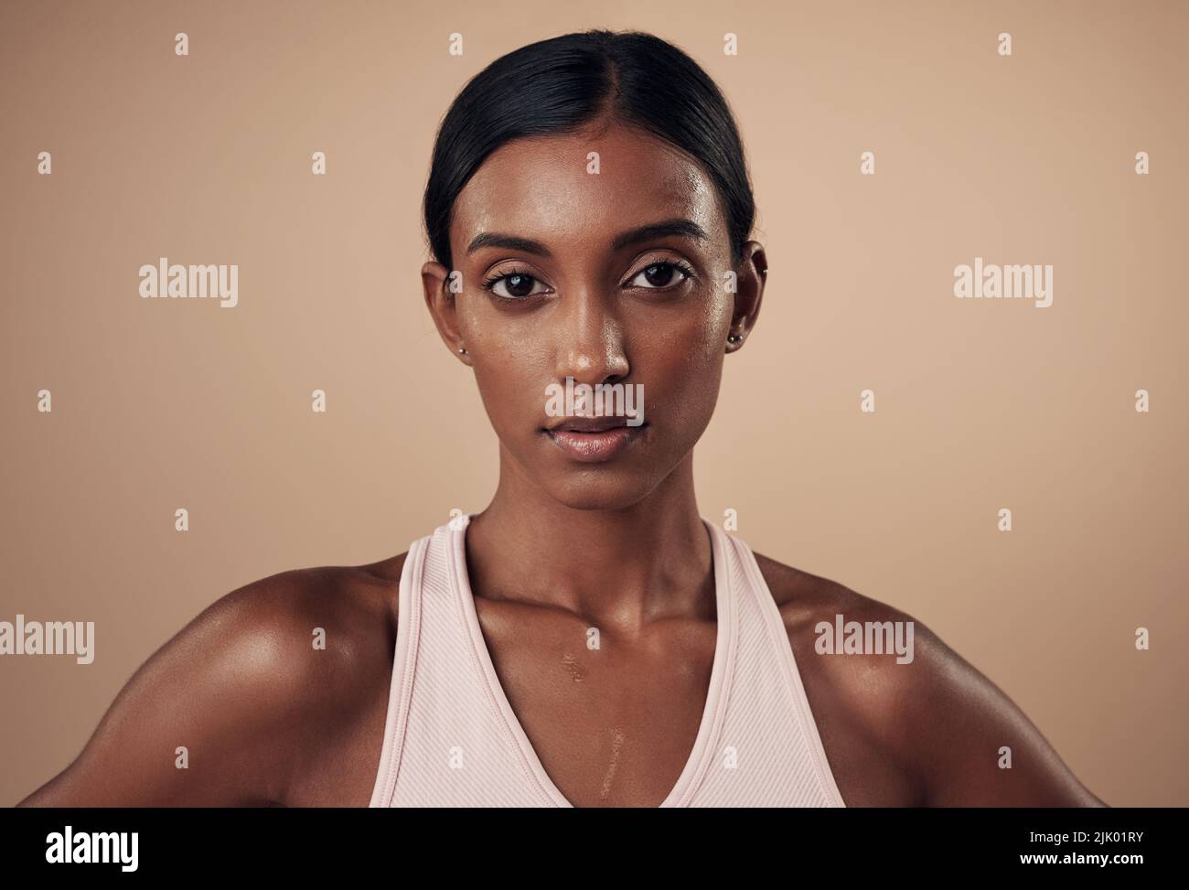 Je vois mes cellules graisseuses pleurer à nouveau. Une jeune femme attrayante debout seule et posant dans le studio. Banque D'Images