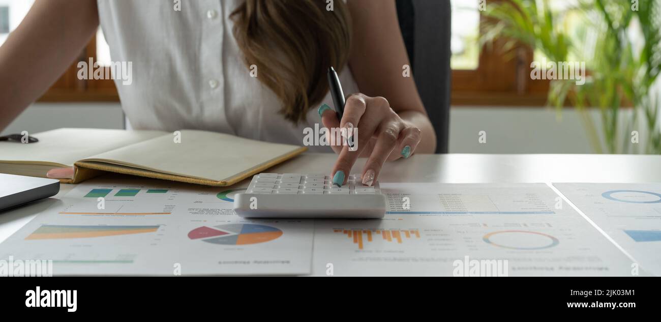 Femme faisant des finances et de calculer sur le bureau à propos du coût au bureau à la maison. Banque D'Images