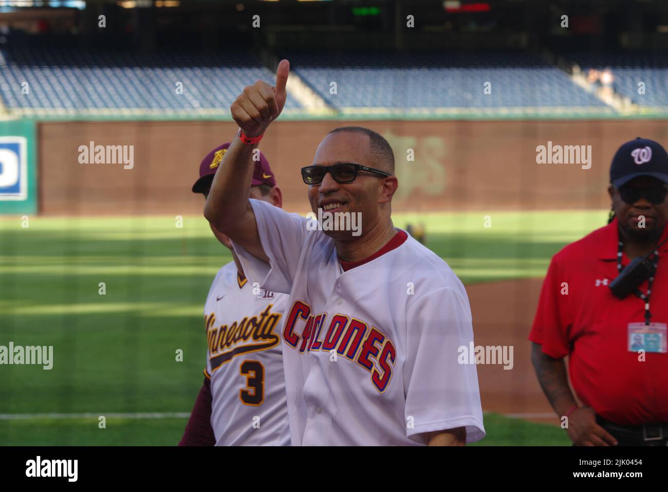 Washington, DC, États-Unis. 28th juillet 2022. Le représentant des États-Unis, Hakeem Jeffries (D-N.Y.), a fait un pouce avant le Congressional Baseball Game de 2022 à Nationals Park. Credit: Philip Yabut/Alay Live News Banque D'Images