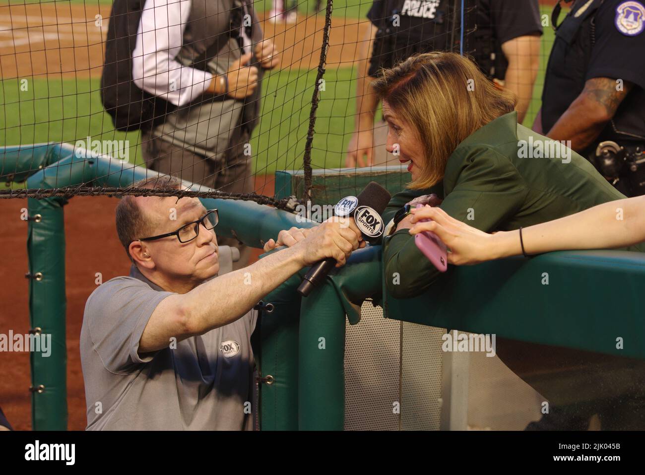 Washington, DC, États-Unis. 28th juillet 2022. Chad Pergram of Fox Sports interview la Présidente de la Chambre des États-Unis Nancy Pelosi (D-Cal.) au Congressional Baseball Game de 2022 à Nationals Park. Credit: Philip Yabut/Alay Live News Banque D'Images
