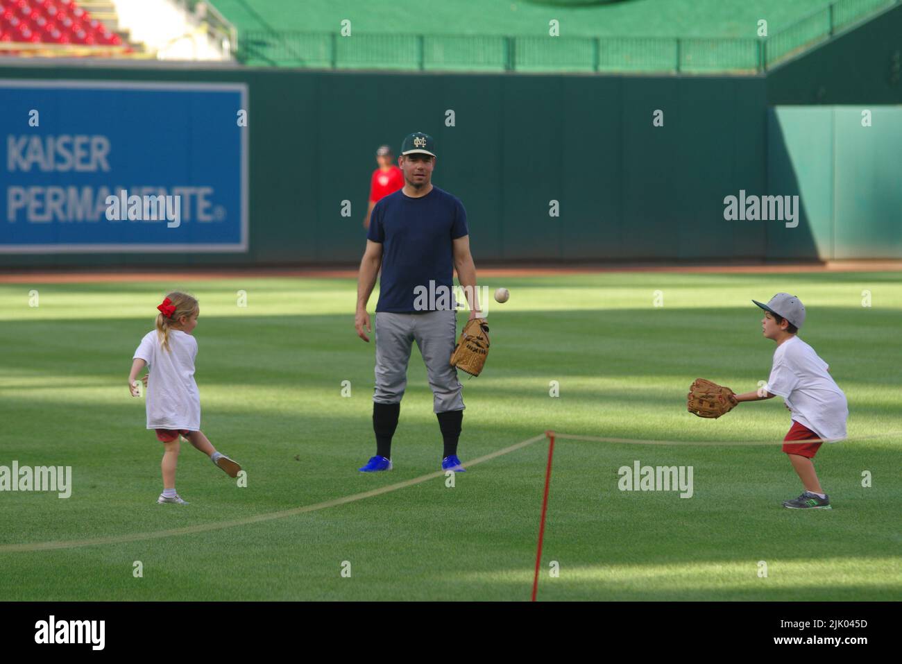 Washington, DC, États-Unis. 28th juillet 2022. Le représentant américain Eric Swalwell (D-Cal.) joue au catch avec ses deux enfants sur le terrain avant le Congressional Baseball Game de 2022 à Nationals Park. Credit: Philip Yabut/Alay Live News Banque D'Images