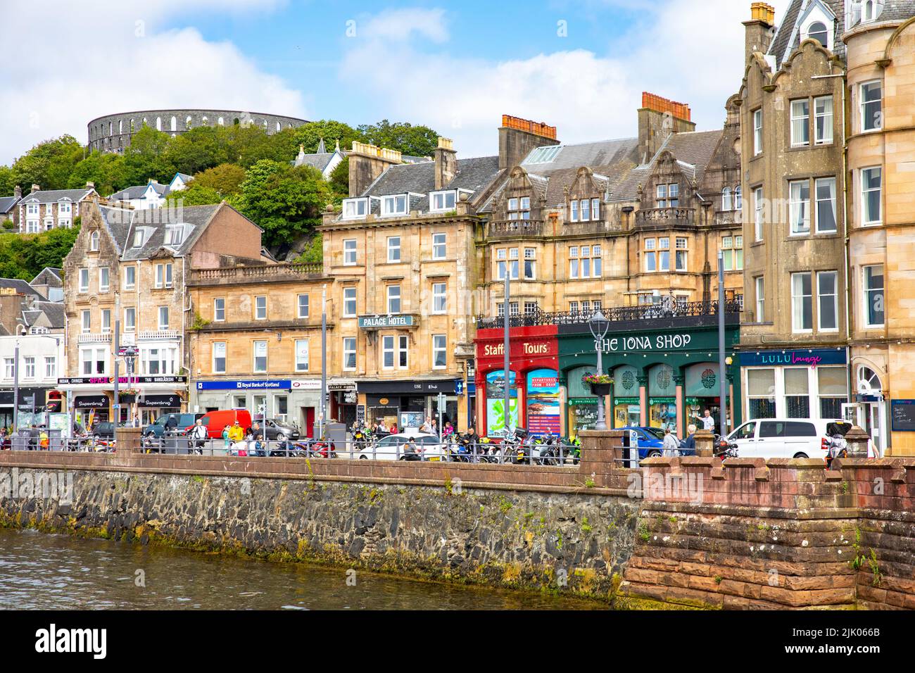 Centre-ville d'Oban et front de mer sur la côte ouest de l'Écosse ensoleillé été jour en 2022, Ecosse, Royaume-Uni Banque D'Images