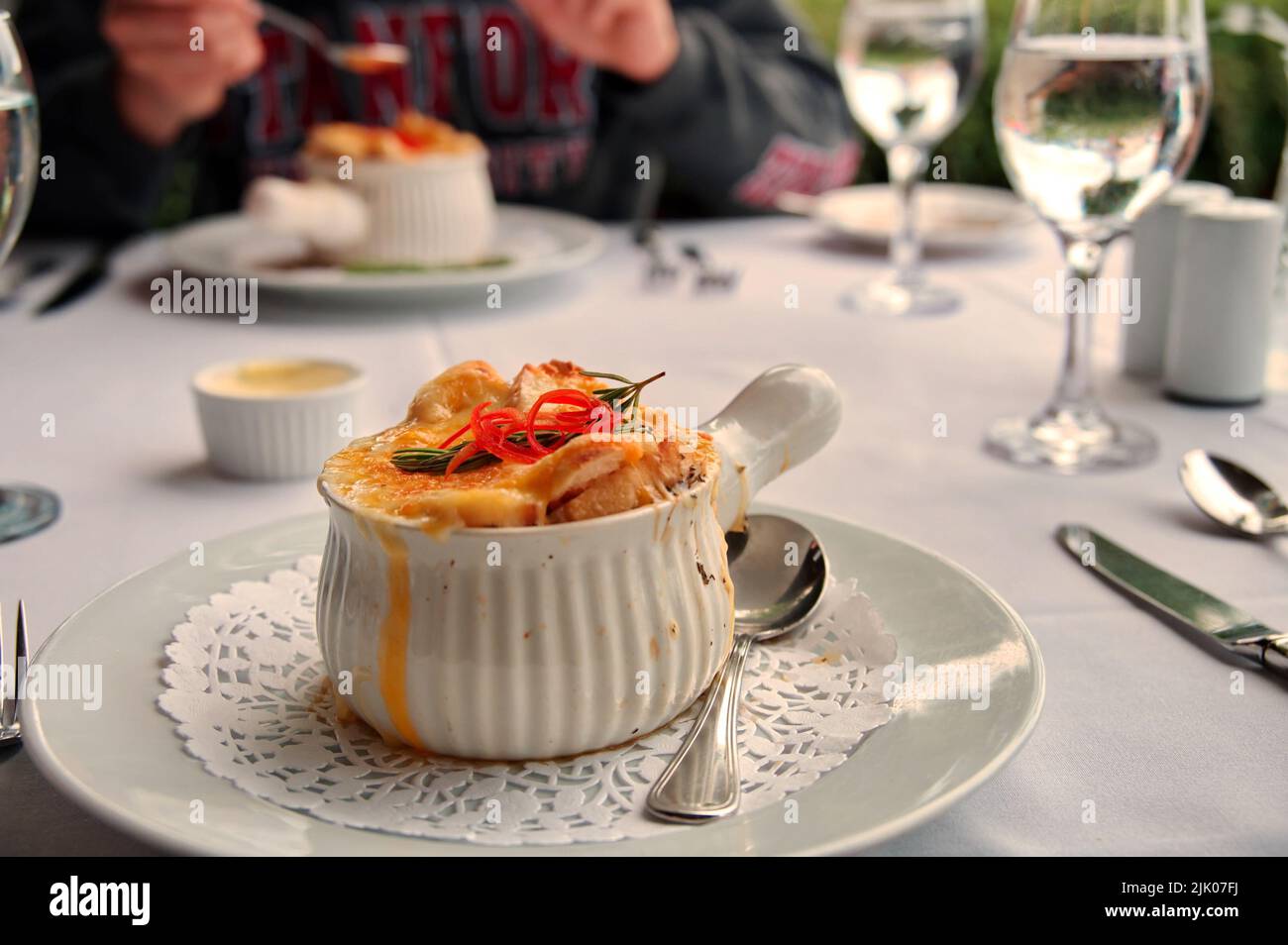 Gros plan de la soupe à l'oignon français sur la table du restaurant Banque D'Images
