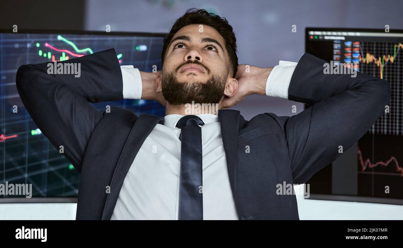 Un homme d'affaires qui s'est mis à faire une pause dans ses transactions boursières pendant une crise financière. Trader dans un marché d'ours de la pensée, de détente et de faire un Banque D'Images