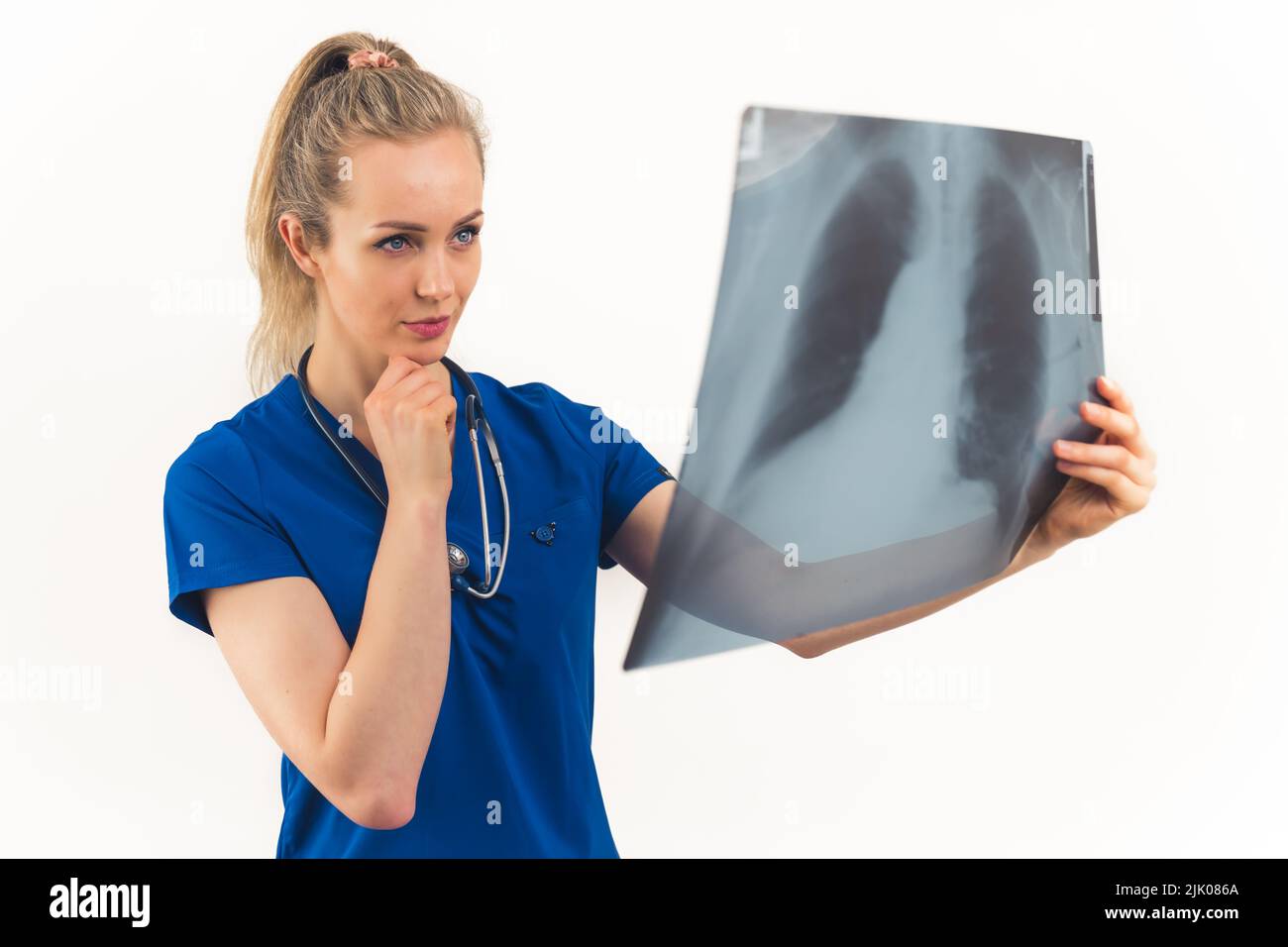 Une infirmière blonde analysant une acquisition pulmonaire - isolée. Photo de haute qualité Banque D'Images
