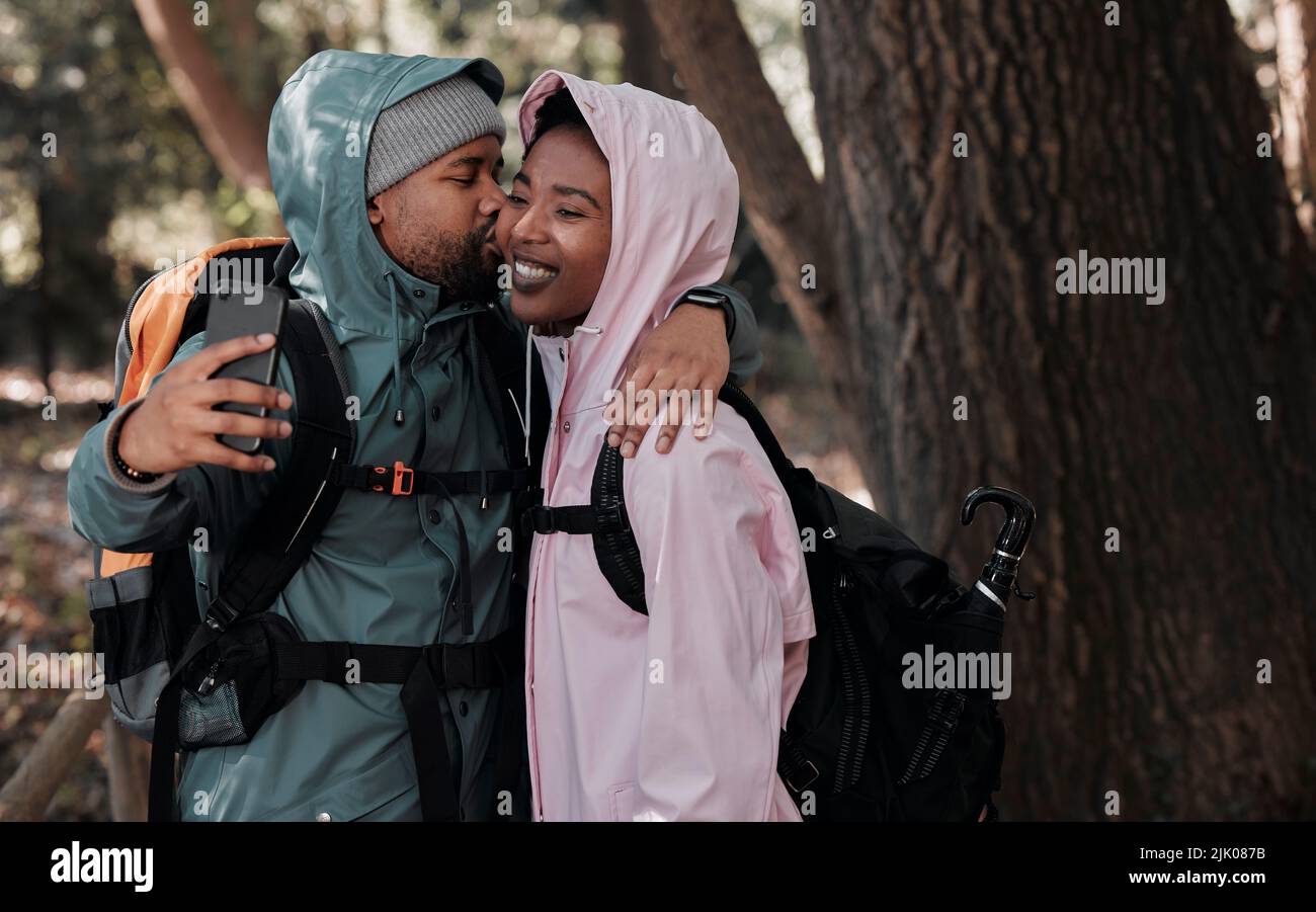 J'ai suivi les sentiers et ils m'ont conduit vers vous. Un jeune couple qui prend un selfie pendant une randonnée. Banque D'Images