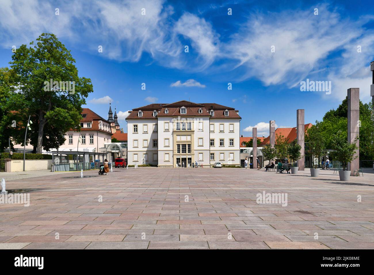 Ludwigsburg, Allemagne - juillet 2022 : place de la ville appelée « Rathausplatz » avec hôtel de ville Banque D'Images