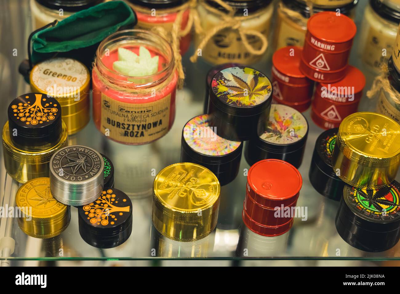 05.28.2022 Varsovie, Pologne. Présentation de boîtes de rangement de bourgeons de mauvaises herbes en divers matériaux tels que le plastique ou l'aluminium, et de bougies à l'huile CBG de CBD. Photo de haute qualité Banque D'Images