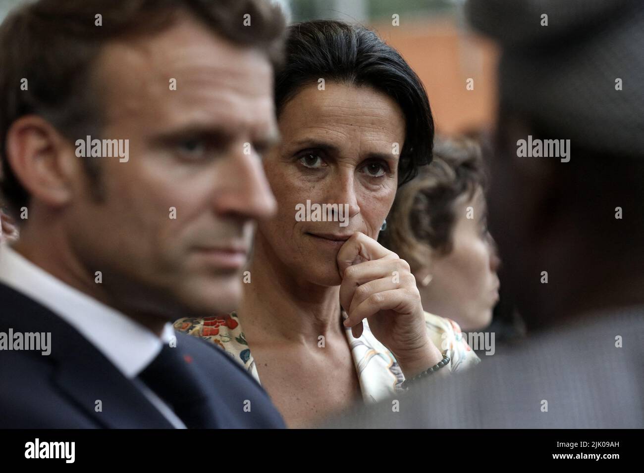 Le président français Emmanuel Macron, ici avec la ministre des Sports Amélie Oudea-Castera, visite le lycée français de Cotonou sur 27 juillet 2022, dans le cadre de sa visite officielle au Bénin. Photo de Stephane Lemouton/Pool/ABACAPRESS.COM Banque D'Images