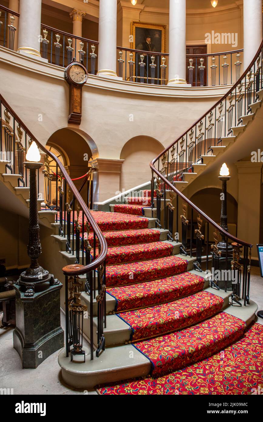 grand escalier architectural recouvert de moquette dans une demeure ou un manoir majestueux, escalier antique au château de culzean à ayrshire, en écosse Banque D'Images