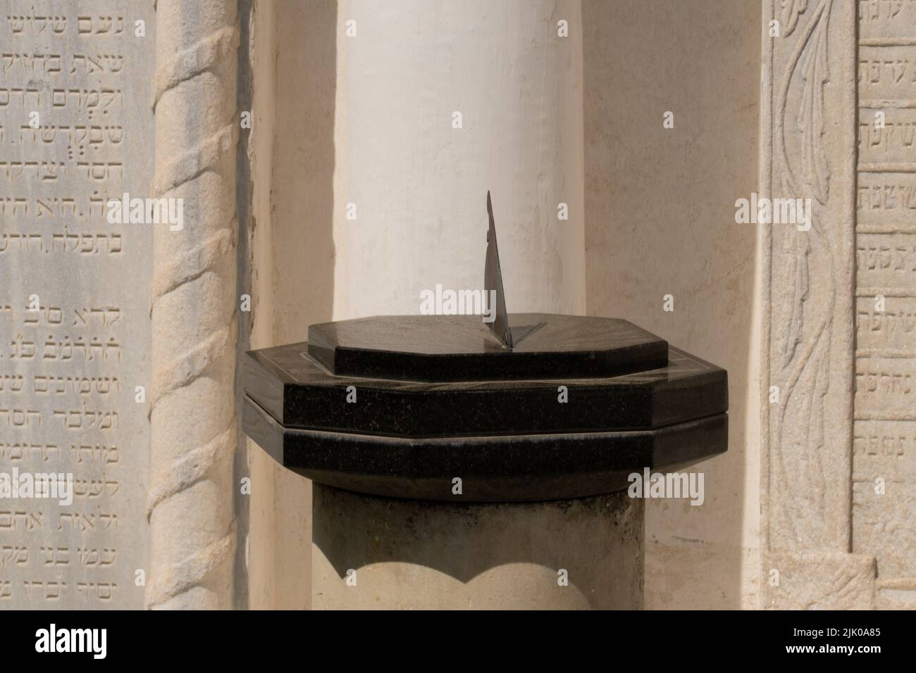 Time clock timeslapse cadran solaire ancien visage passant soleil ombre jour, de nombres romains dans le dispositif pour l'astronomie métal, l'horlogerie isolé. Essorage naturel Banque D'Images