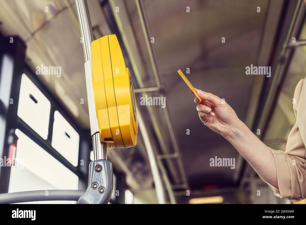 Une femme sans contact paie un billet pour les transports en commun dans un tramway Banque D'Images