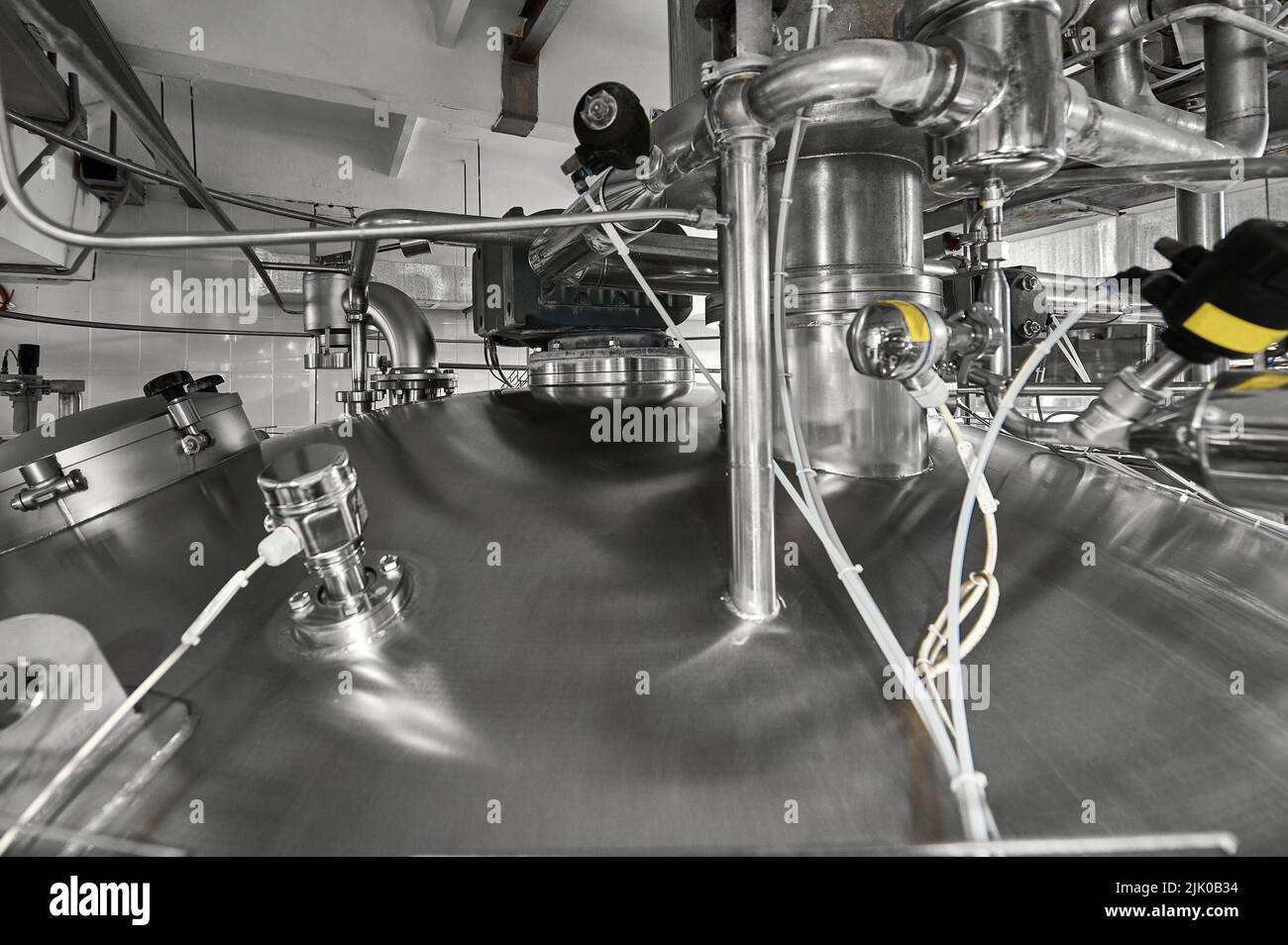 Tuyaux avec brides sur la citerne pour produits laitiers fermentés Banque D'Images