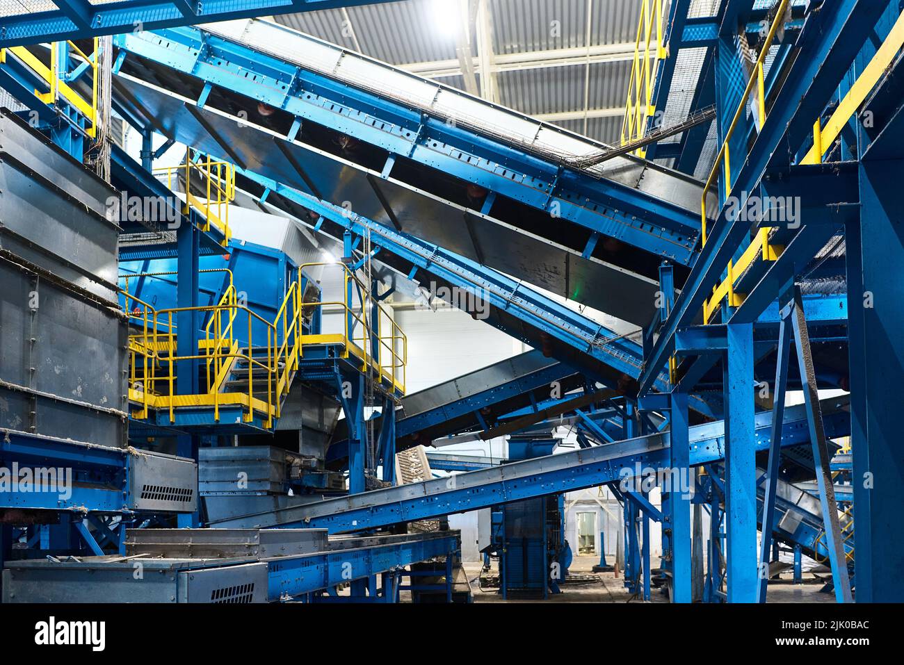 Système de convoyeurs transportant des déchets à l'usine de traitement des déchets Banque D'Images