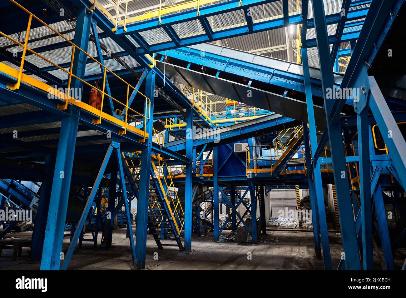 Système de convoyeurs transportant des déchets à l'usine de traitement des déchets Banque D'Images
