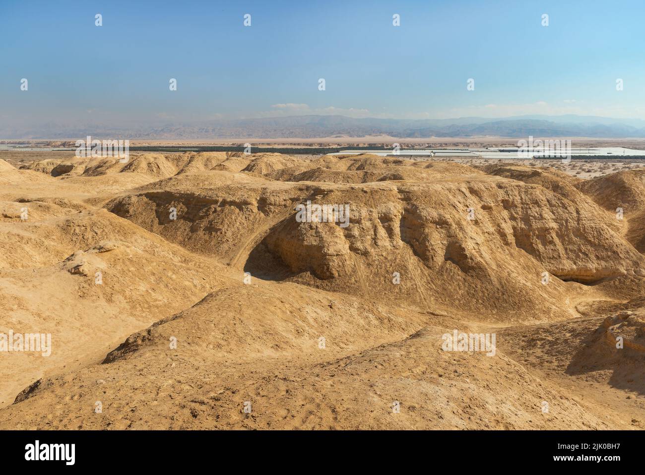 Paysage dans le désert à la frontière d'Israël avec la Jordanie au bord de la mer Morte Banque D'Images