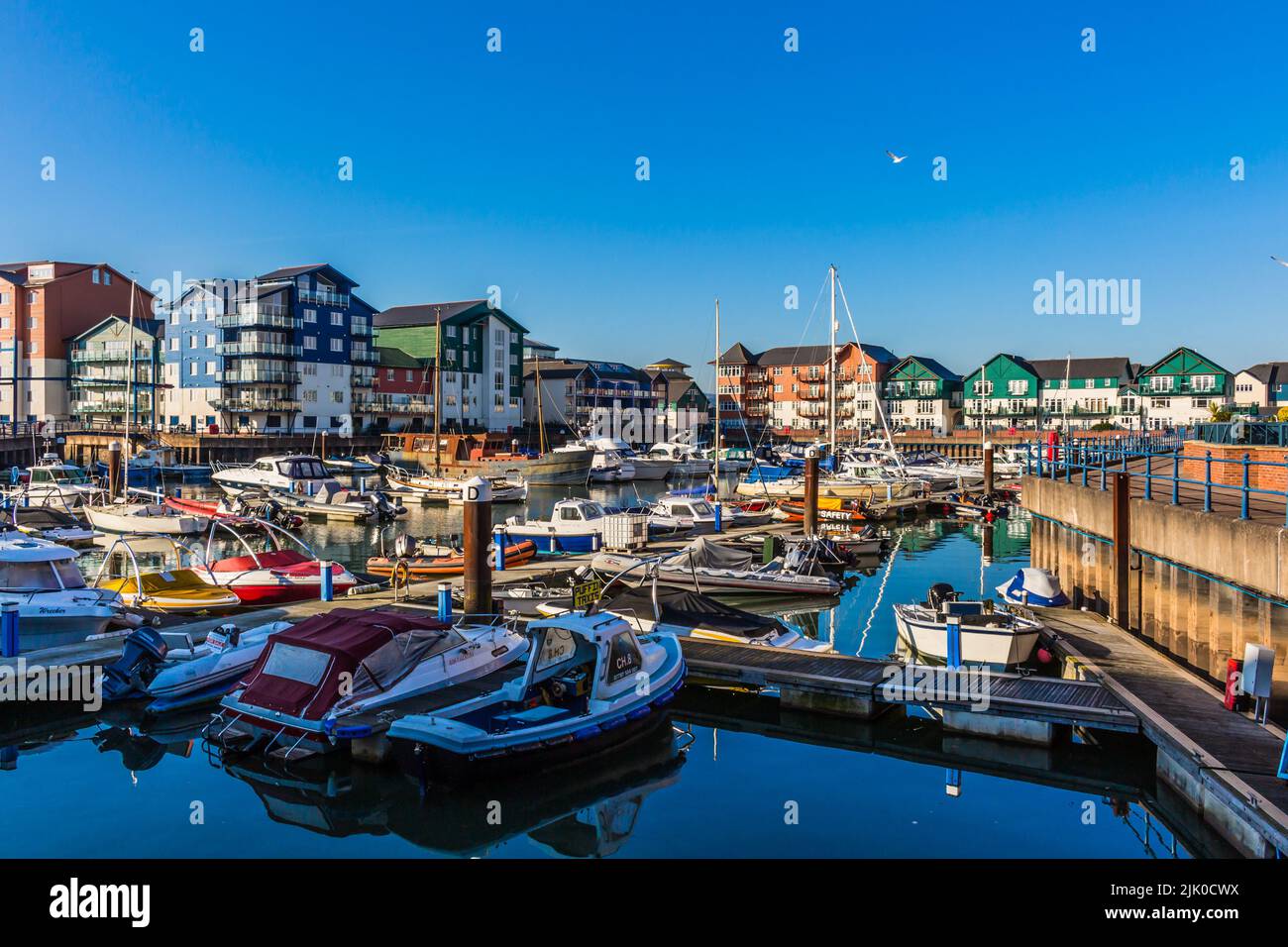 La marina d'Exmouth dans le comté de Devon, au Royaume-Uni, est entourée de bâtiments d'appartements colorés Banque D'Images