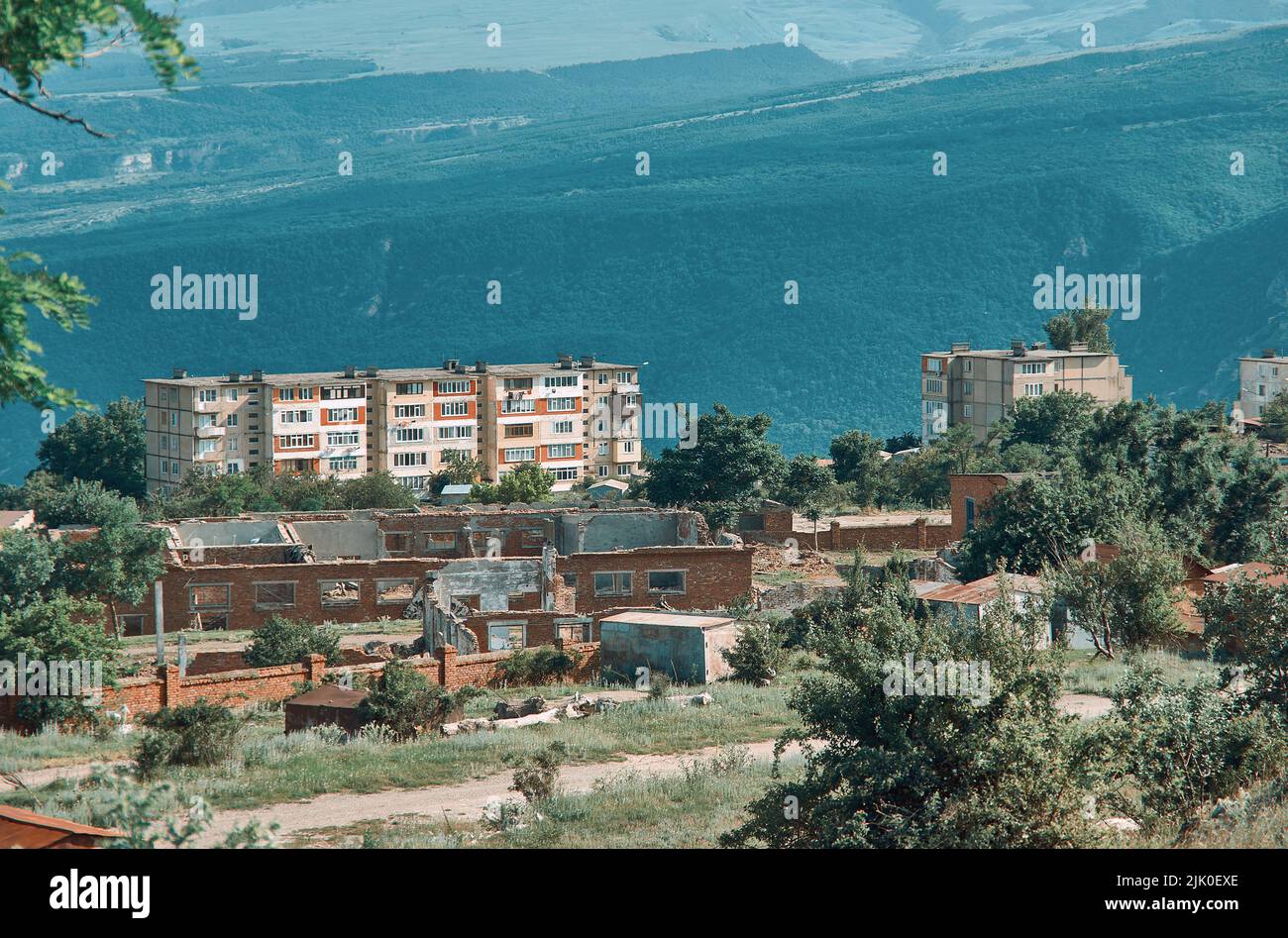 Réservoir de Chirkey Dagestan, ville de Dubki paysage de montagne avec route de terre dans le voisinage du réservoir Banque D'Images