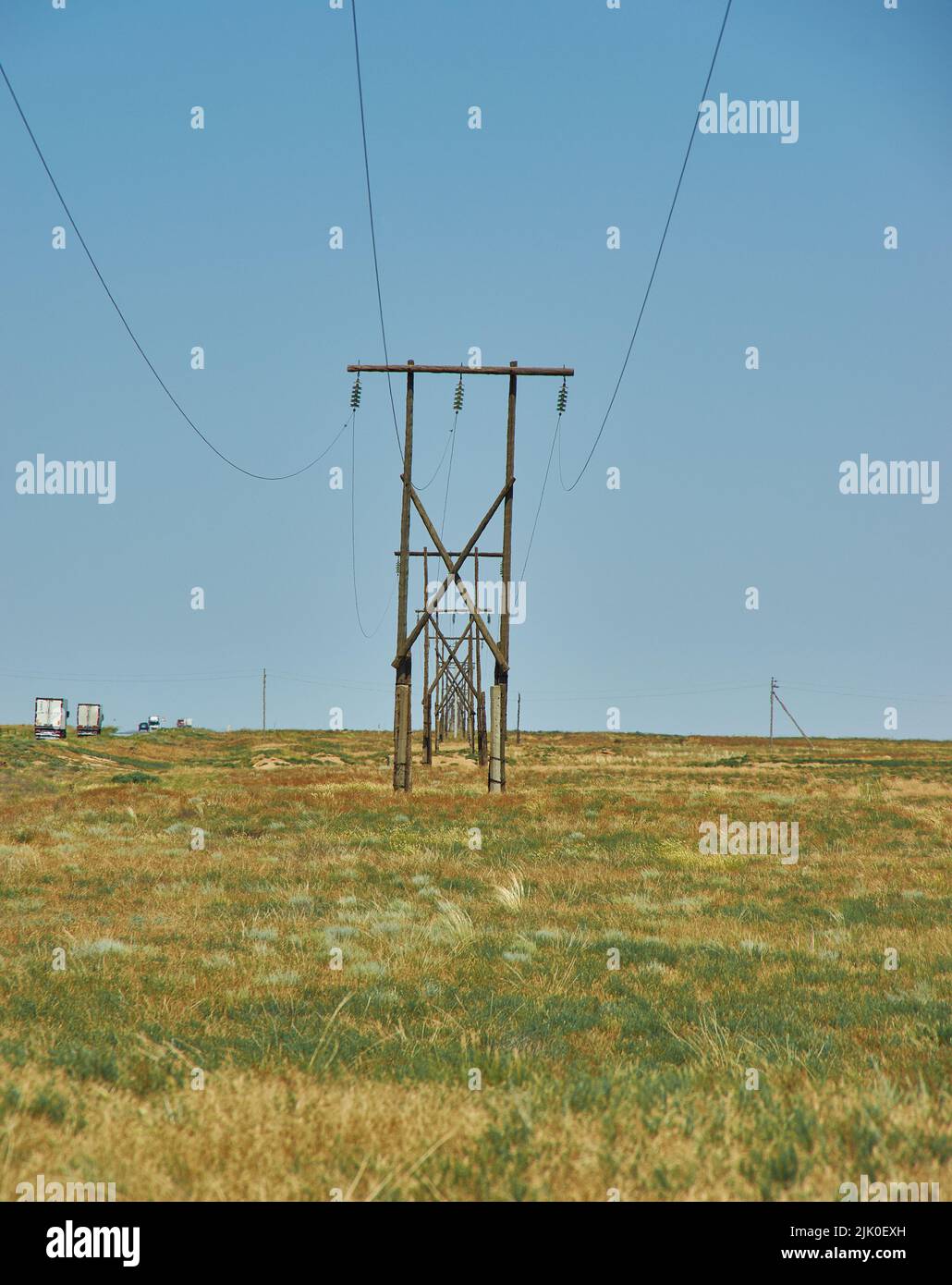Ligne électrique aérienne dans le désert de la République de Kalmykia, Russie Banque D'Images