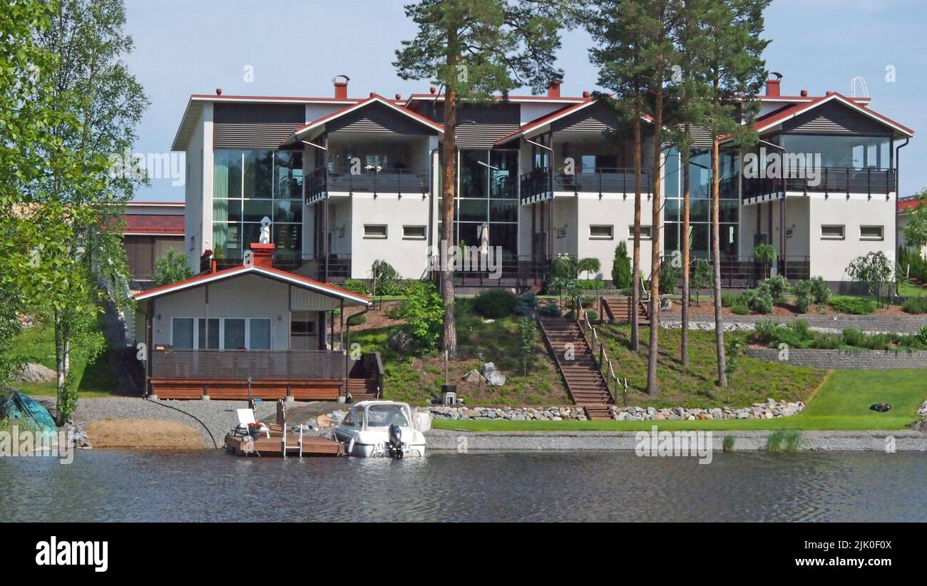 Une maison en rangée à Pirttilahti, Kuopio, Finlande, 2015-07-03 13:19 +03. Banque D'Images