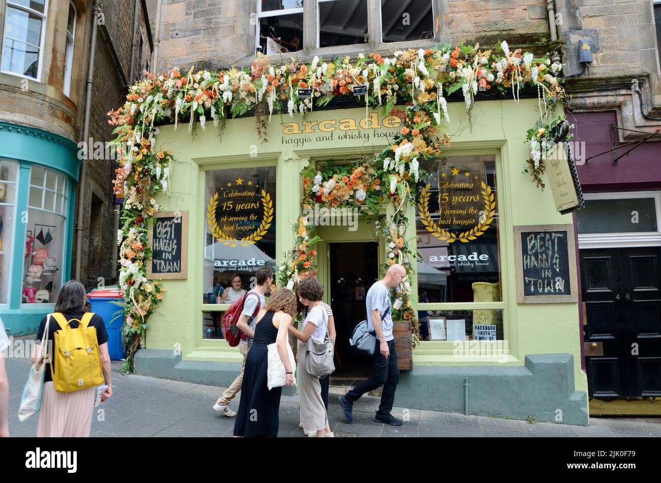 Boutique d'arcade couverte de fausses fleurs édimbourg Royal Mile ecosse à l'été 2022 Royaume-Uni Banque D'Images