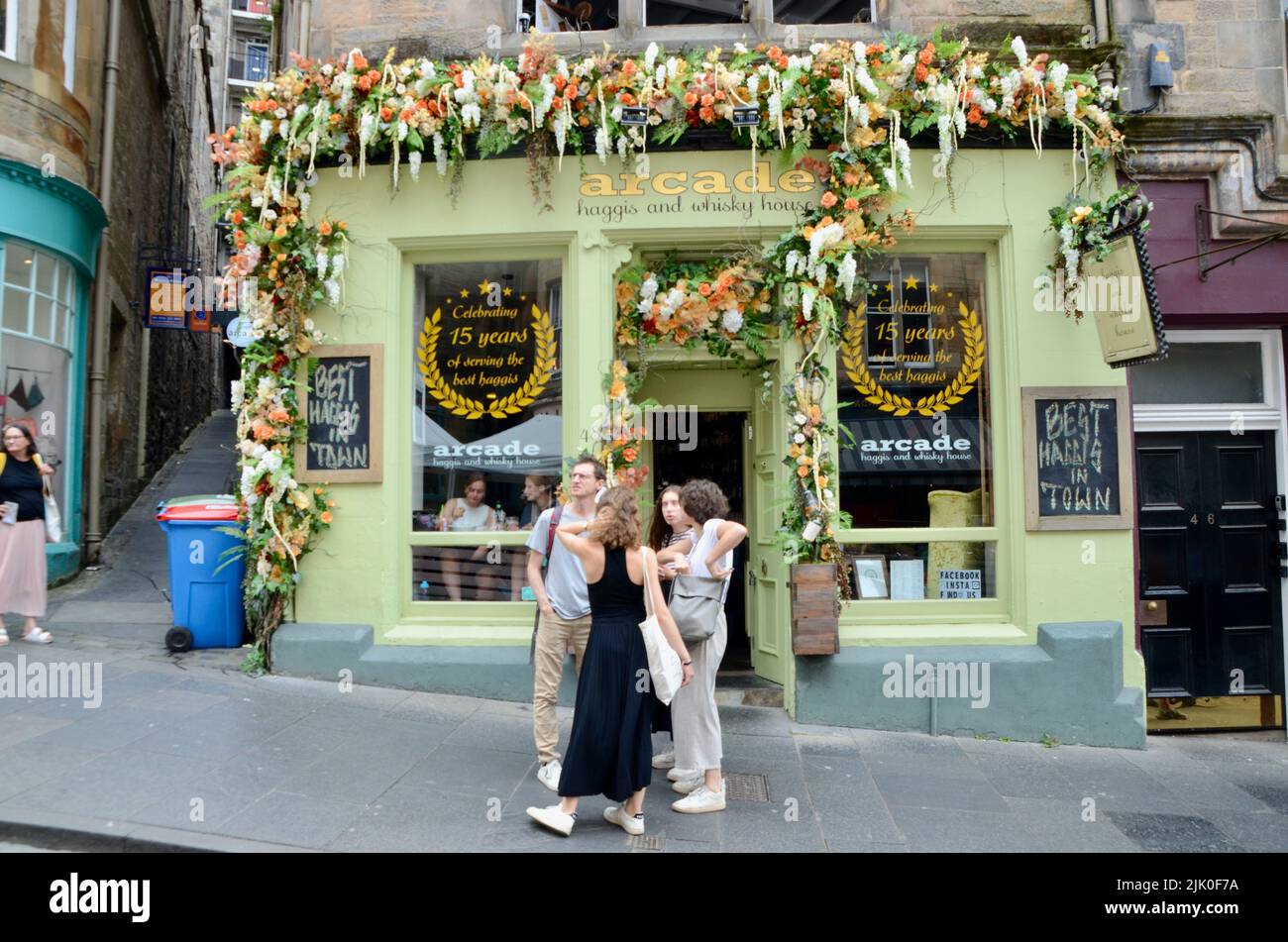 Boutique d'arcade couverte de fausses fleurs édimbourg Royal Mile ecosse à l'été 2022 Royaume-Uni Banque D'Images