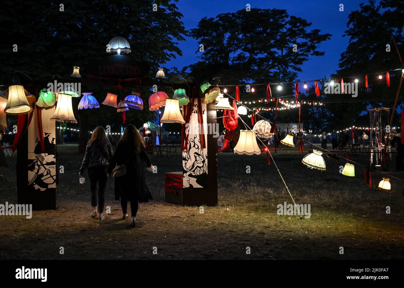 Berlin, Allemagne. 28th juillet 2022. Les visiteurs se promènent dans la foire théâtrale de Tempelhofer Feld lors de la production 'MoraLand' par Theatre ANU. Les performances se poursuivront jusqu'en 13.08.2022. Credit: Britta Pedersen/dpa/Alay Live News Banque D'Images