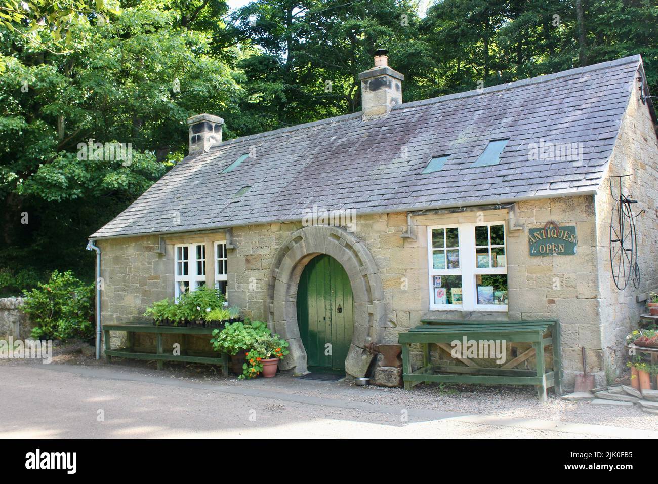 vieux forgerons avec arc en forme de fer à cheval autour de la porte ford et sarcelle northumberland angleterre royaume-uni Banque D'Images