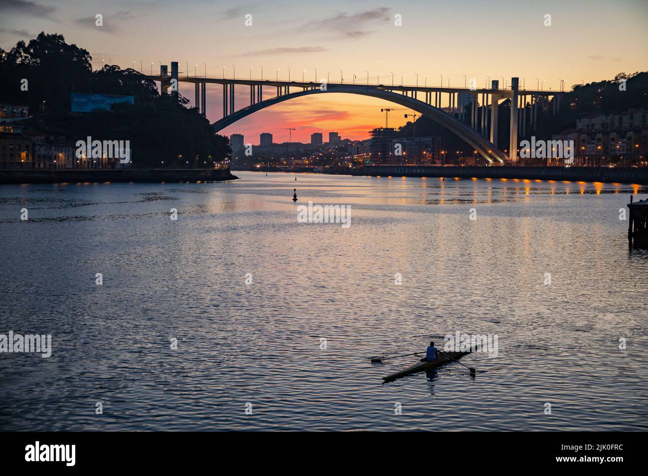 Vue panoramique sur le Ponte da Arrabida à l'heure bleue au coucher du soleil, Porto, Portugal Banque D'Images