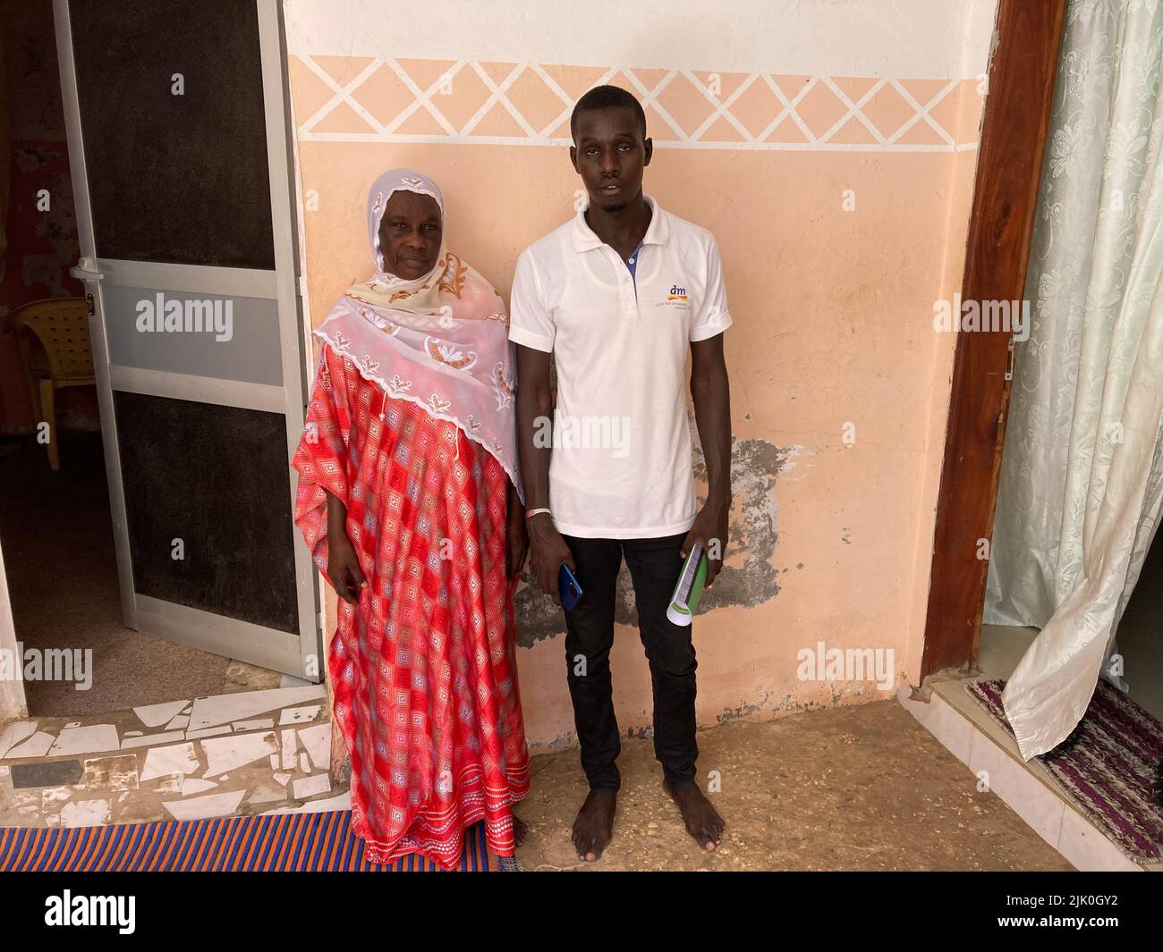 PRODUCTION - 21 juillet 2022, Sénégal, Dakar : Abdoulaye Wade et sa mère Marième Sow, photographiés dans leur maison, à la périphérie de la ville. Leur frère et leur fils, Cheikh Wade, ont été tués par balle l'année dernière lors des manifestations. Le Sénégal est considéré comme un point d'ancrage de stabilité pour la région du Sahel, où les forces armées allemandes sont également actives. Le chancelier Scholz a visité le Sénégal en tant que premier pays de sa tournée africaine, parce que le gaz naturel est bientôt en train d'affluer vers l'Europe. Mais dans la démocratie vitrine de l'Afrique de l'Ouest, les choses sont en train de s'évapore. (À dpa 'le nouveau partenaire de l'Allemagne Sénégal: DEM Banque D'Images