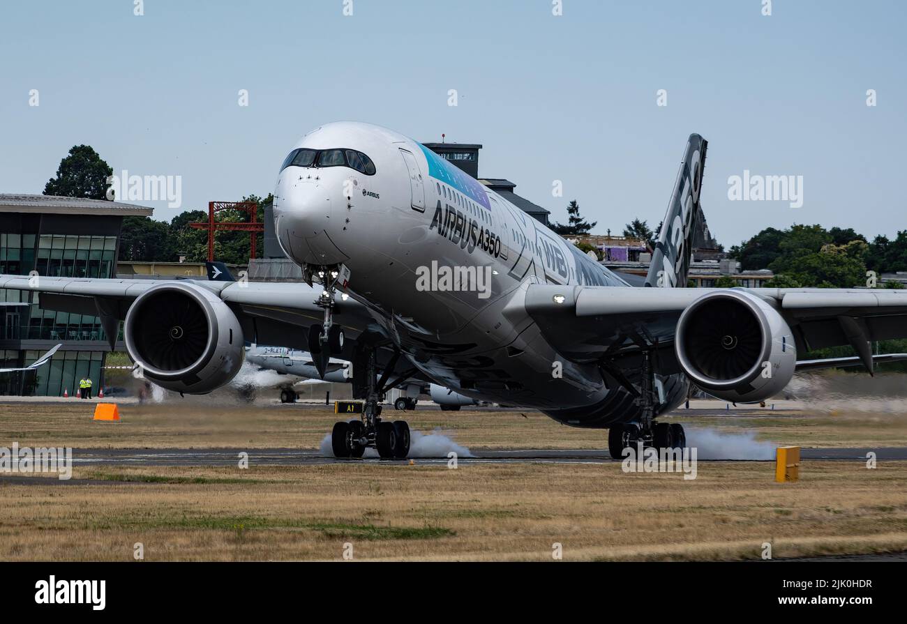 Airbus A350-900 se retrouvant dans la décoration de l'espace aérien d'Airbus Banque D'Images