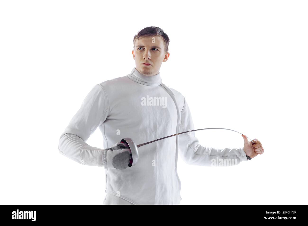 Portrait d'un tireur professionnel en costume d'escrime et masque tenant une petite épée isolée sur fond blanc. Sport, émotions, énergie, compétences Banque D'Images