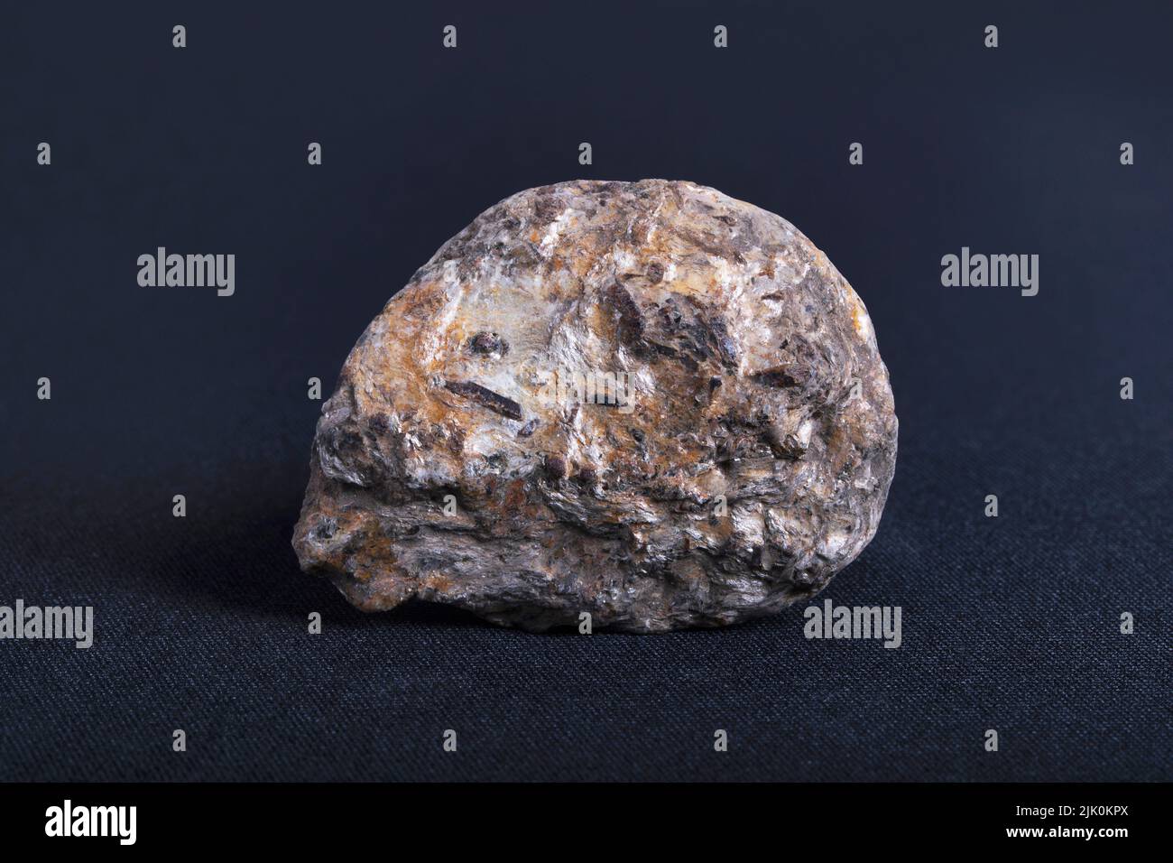 Gneiss avec aiguille en granit. Le gneiss est un type commun et largement distribué de roche métamorphique Banque D'Images