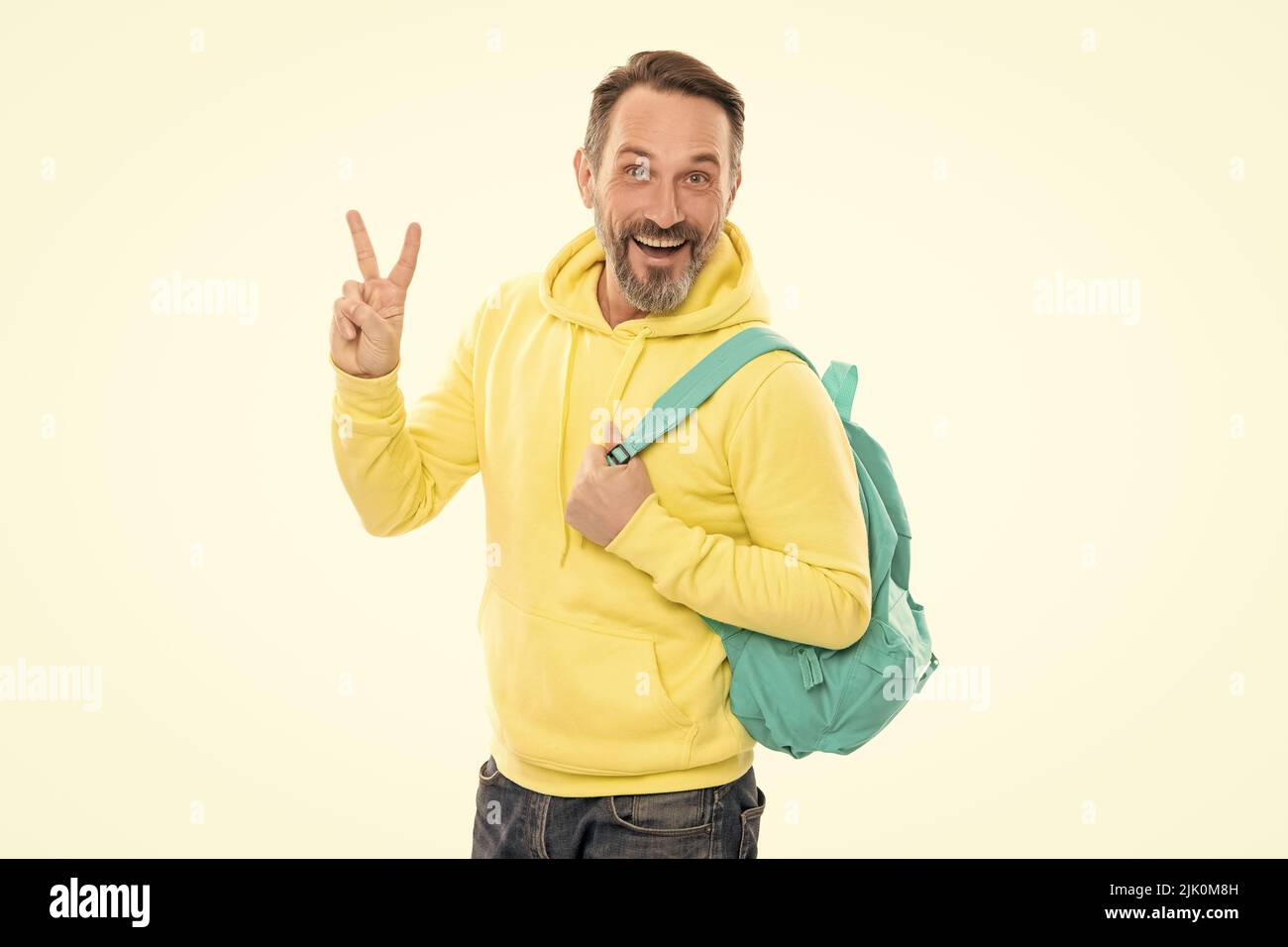 éducation pour adulte. style décontracté pour homme. geste de paix. homme heureux et mature avec sac à dos pour le transport de la barbe. Banque D'Images