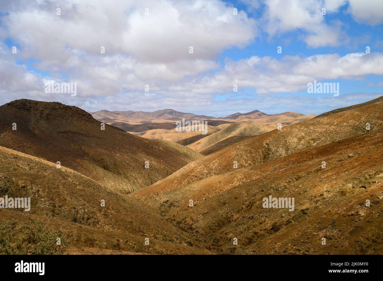 Terrain vallonné contre ciel nuageux Banque D'Images