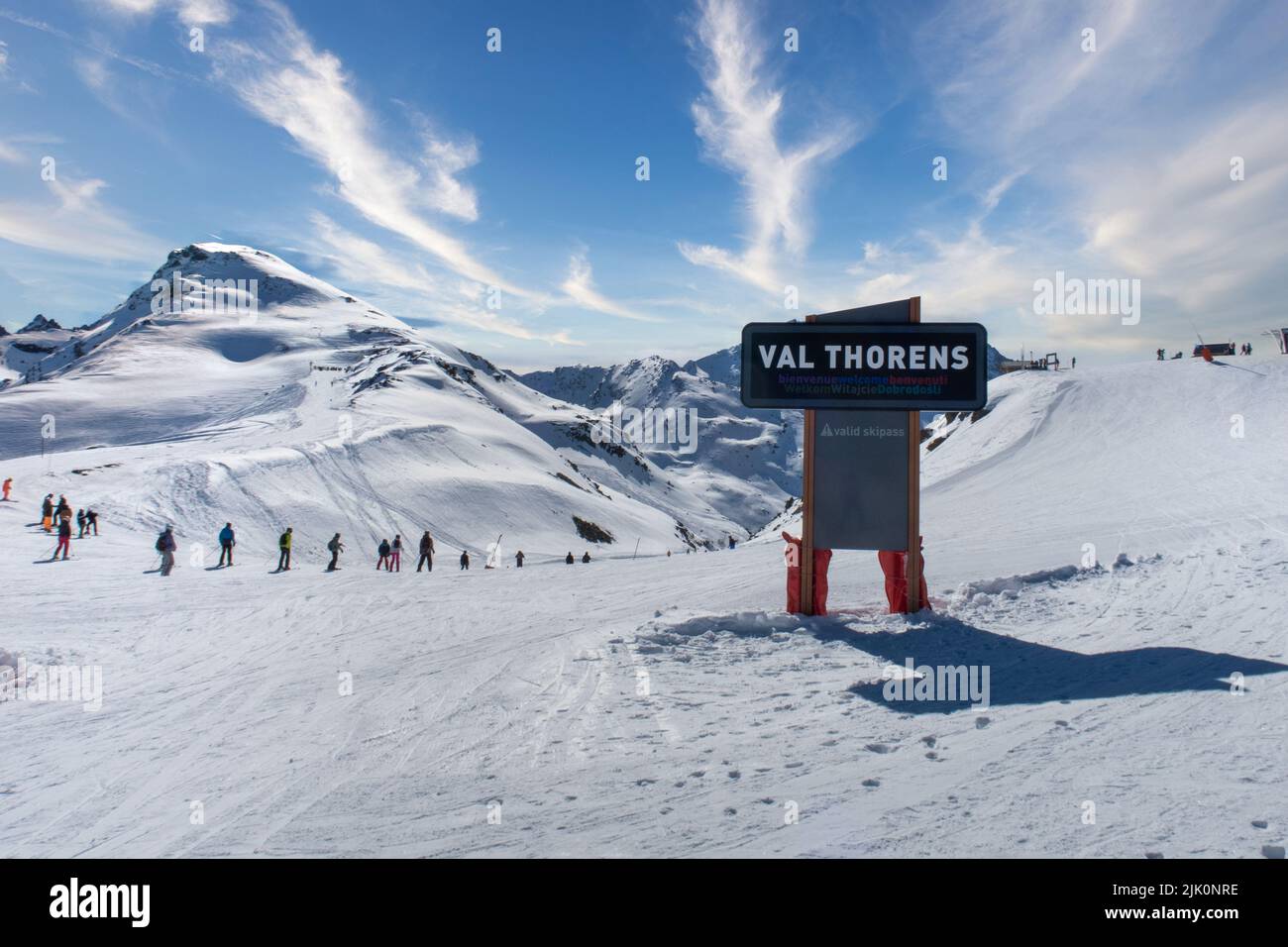 Val Thorens, France, 6 avril 2022, signe de la ville de luxe Val Thorens  dans la zone de ski trois valles traduction: Trois vallées, plan horizontal  Photo Stock - Alamy