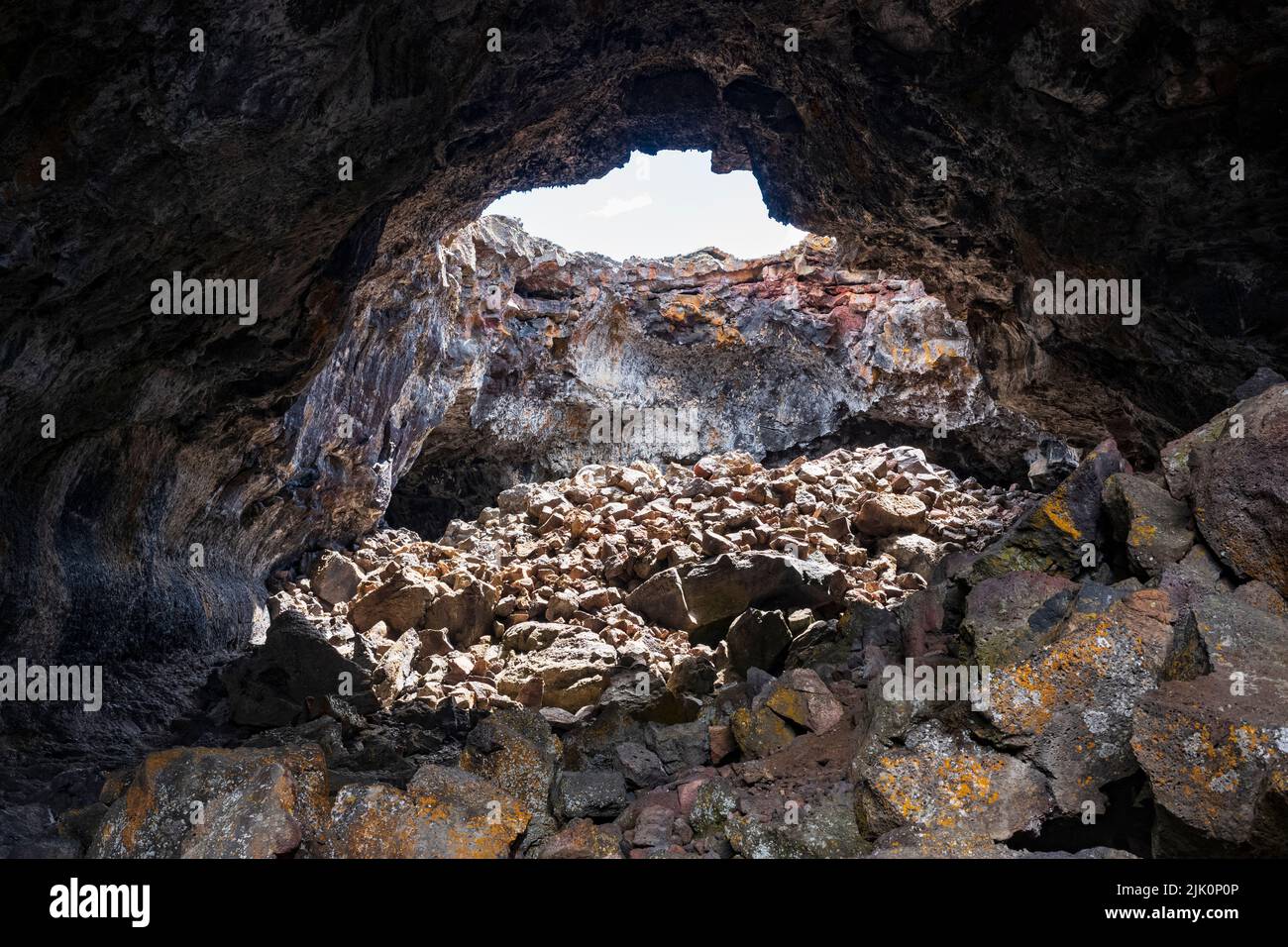 Arco, Idaho, Etats-Unis - 27 juin 2022 : les touristes explorent des grottes qui ont été formées dans les champs de lave du monument national et de la réserve Craters of the Moon lors d'une Banque D'Images