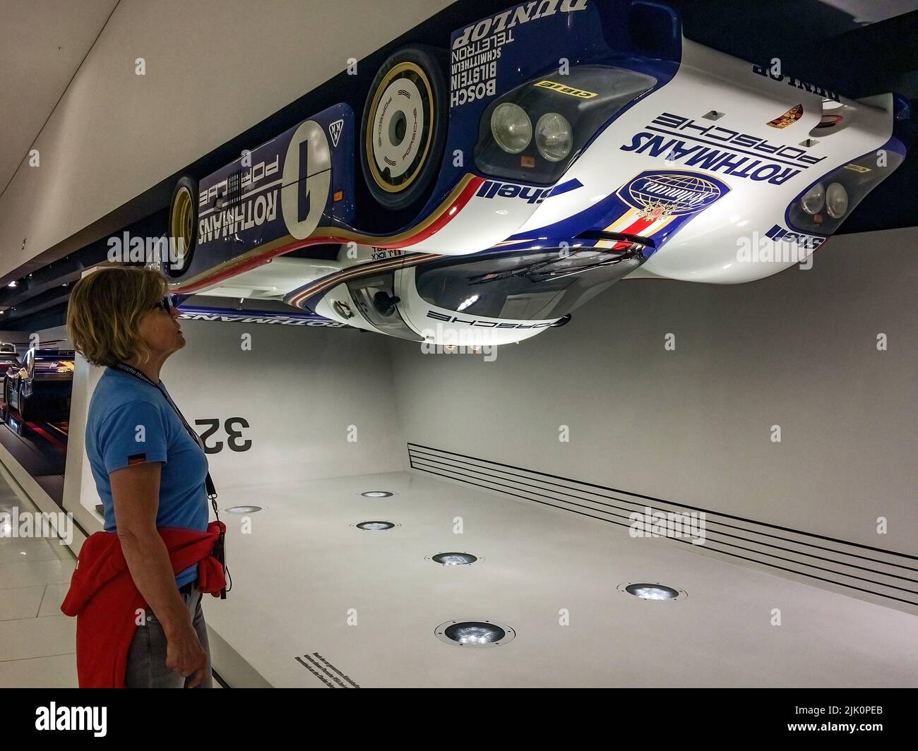 historischer Rennwagen Porsche 956 hängt mit simulierte Bodenhaftung BEI Geschwindigkeit von 321,4 kmIh kopfüber unter Decke, Musée Porsche, GER Banque D'Images