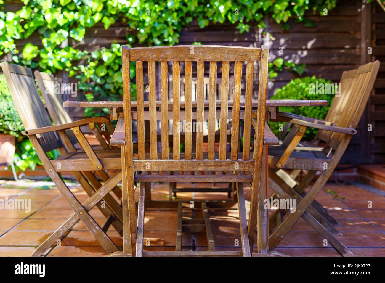 Meubles de jardin en bois, chaises et tables pour profiter du bon temps. Madrid. Banque D'Images