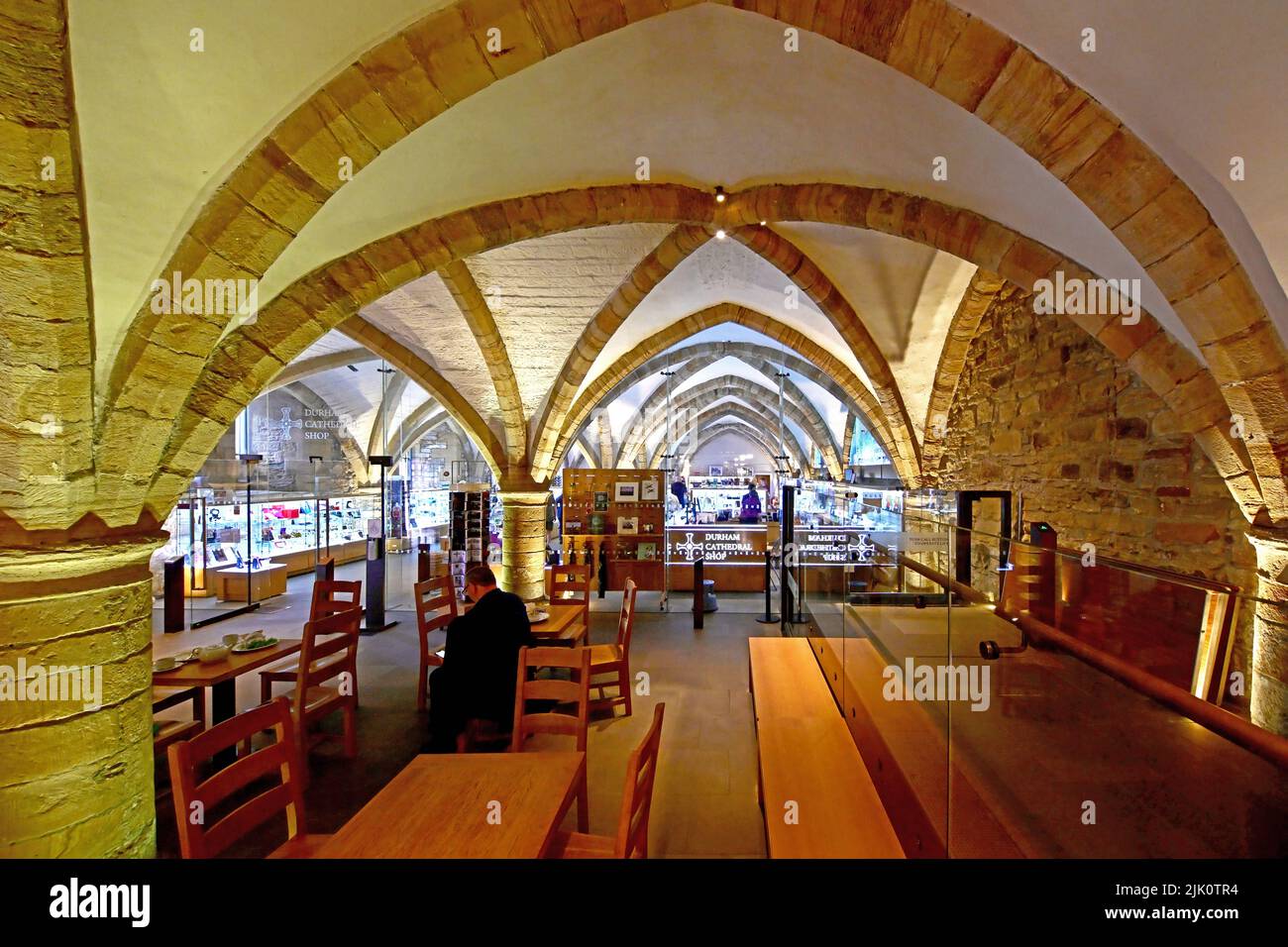 Cathédrale de Durham construite en 1093 par les Normands, site classé au patrimoine mondial de l'UNESCO, la boutique de livres et souvenirs de la cathédrale avec ses piliers de caverne an Banque D'Images