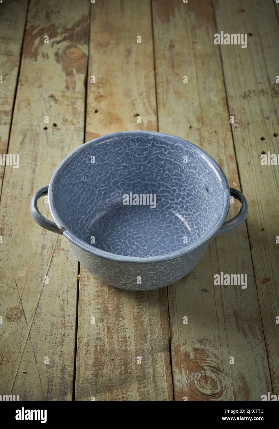 une casserole sur une table en bois Banque D'Images