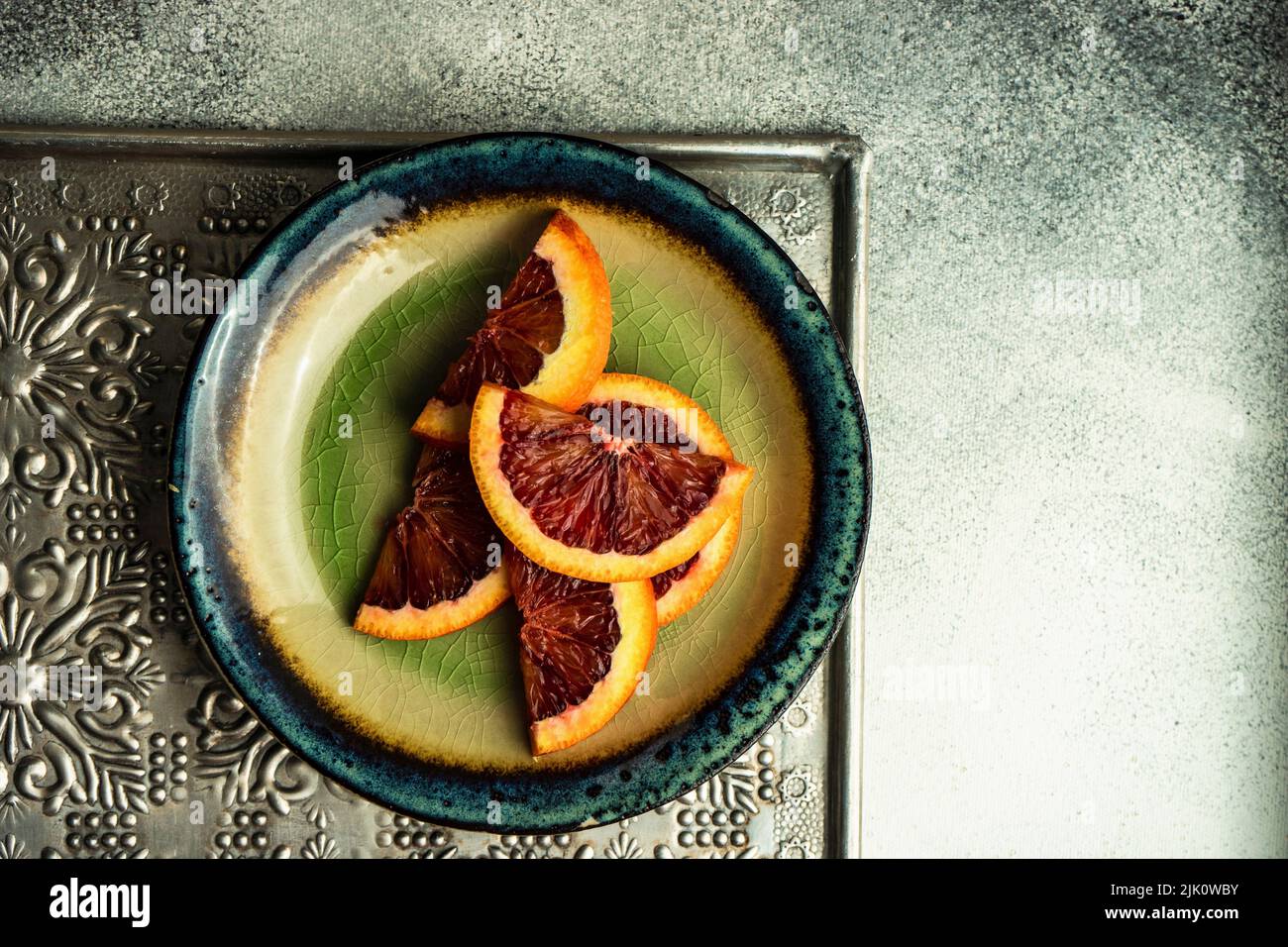 Tranche d'orange sicilienne rouge et couverts vintage sur fond rustique Banque D'Images