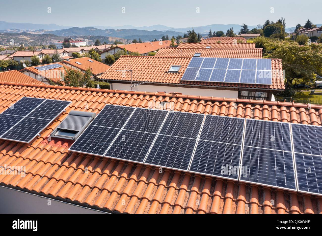 Panneaux solaires sur un toit. Vue de drone. Navarre, Espagne, Europe. Concepts d'environnement et de technologie. Banque D'Images